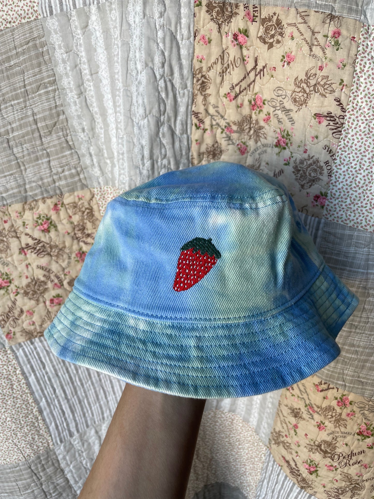 Sky tie-dye bucket hat (Strawberry & Flower)